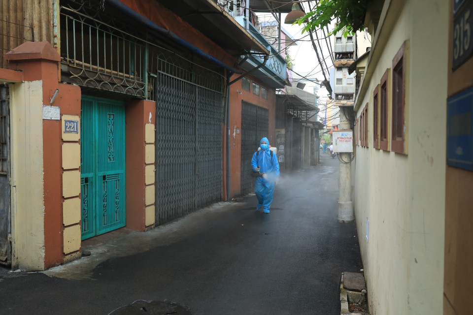 Khử khuẩn các ngõ ngách. (Ảnh: Tuấn Anh/TTXVN)