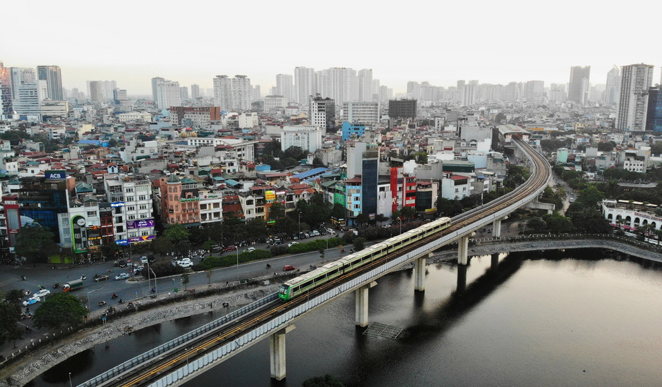 Đường sắt Cát Linh-Hà Đông có tuyến chính dài hơn 13km đi trên cao, 12 nhà ga và 13 đoàn tàu. (Ảnh: Danh Lam/TTXVN)
