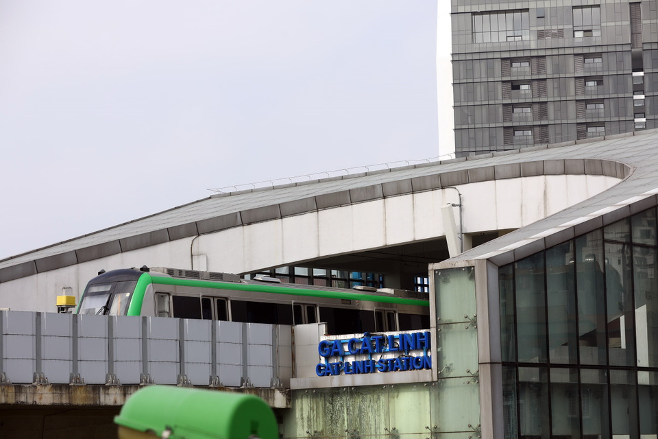 Đoàn tàu vào ga đầu tuyến Cát Linh. (Ảnh: Huy Hùng/TTXVN)