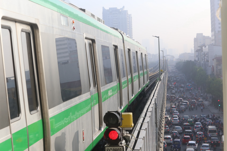 Trong giờ bình thường tổ chức chạy 6 đoàn, giờ cao điểm có 9 đoàn chạy theo hai hướng từ đầu tuyến đến cuối tuyến hai ga Cát Linh-Yên Nghĩa. (Ảnh: Huy Hùng/TTXVN)