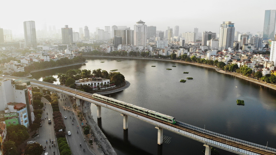 Đoàn tàu chạy qua khu vực hồ Hoàng Cầu. (Ảnh: Danh Lam/TTXVN)