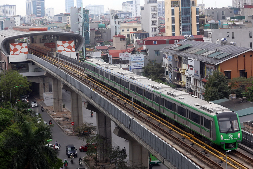 Tàu đường sắt Cát Linh-Hà Đông rời ga La Thành. (Ảnh: Huy Hùng/TTXVN)