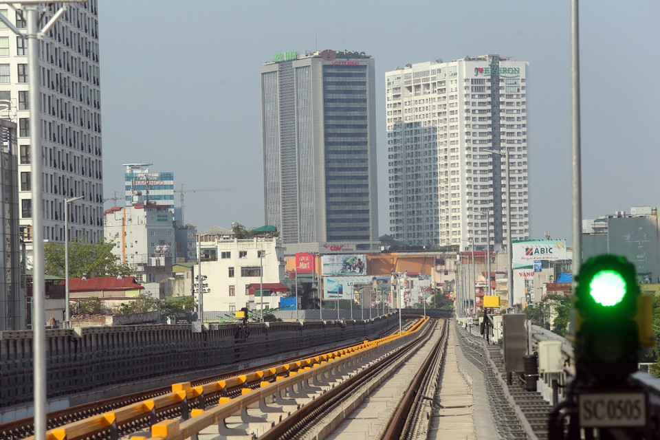 Tuyến đường sắt đô thị Cát Linh-Hà Đông bước vào giai đoạn vận hành thử toàn tuyến 20 ngày bắt đầu từ ngày 12 đến ngày 31/12. (Ảnh: Huy Hùng/TTXVN)