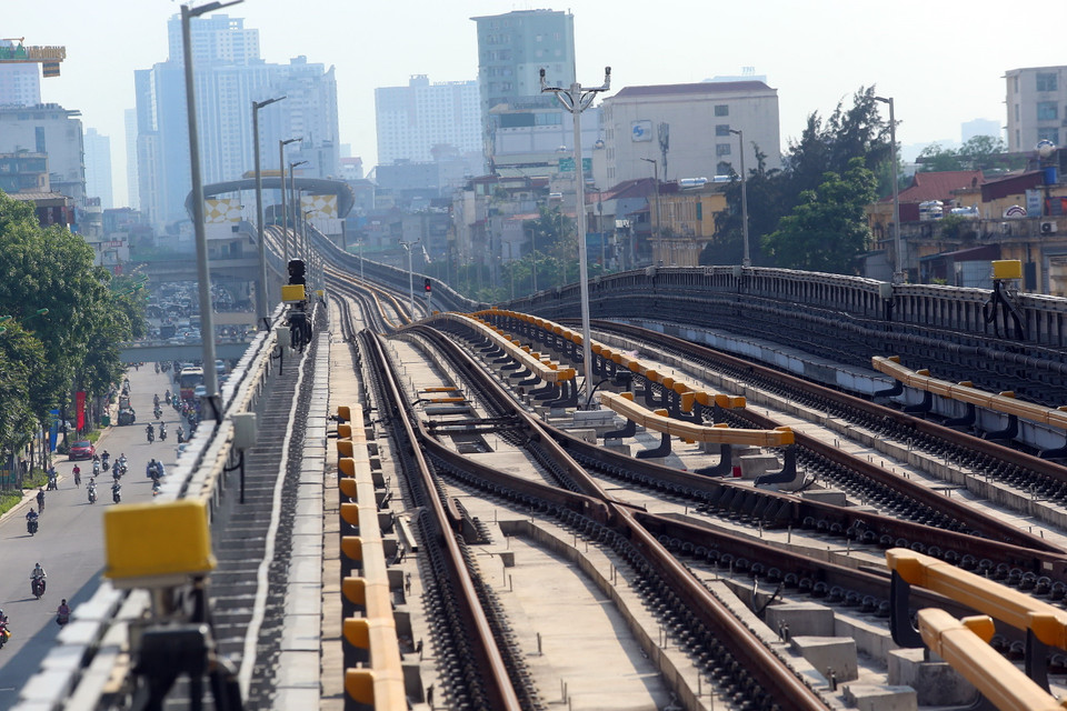 Sau thời gian vận hành thử, nếu đạt các yêu cầu kỹ thuật, tuyến đường sắt đô thị Cát Linh-Hà Đông sẽ được nghiệm thu và bàn giao cho thành phố Hà Nội. (Ảnh: Huy Hùng/TTXVN)