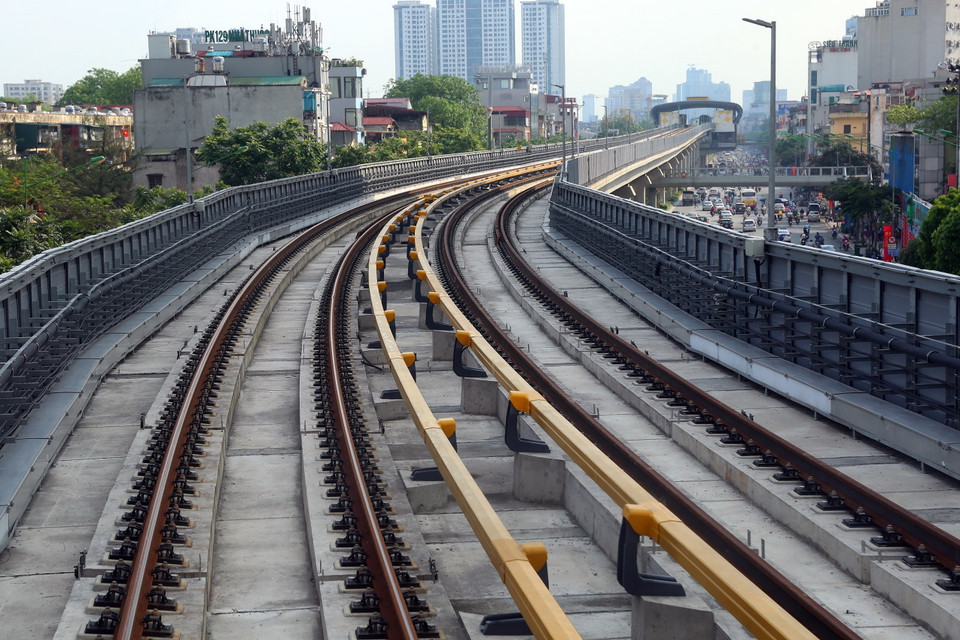 Đường sắt Cát Linh-Hà Đông có tuyến chính dài hơn 13km đi trên cao, 12 nhà ga và 13 đoàn tàu. (Ảnh: Huy Hùng/TTXVN)
