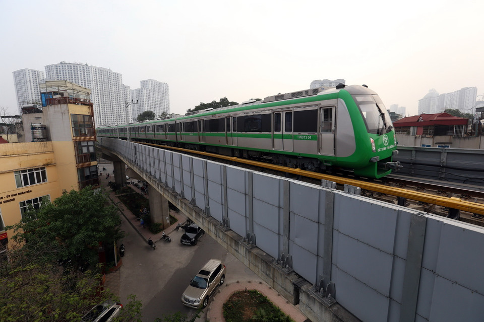 Mỗi đoàn tàu có 4 toa, sức chở hơn 900 người, vận tốc thiết kế 80km/giờ và vận tốc khai thác thương mại trung bình 35km/giờ. (Ảnh: Huy Hùng/TTXVN)