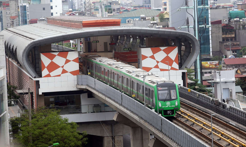 Đoàn tàu đang rời ga La Thành. Mỗi đoàn tàu có 4 toa, sức chở hơn 900 người, vận tốc thiết kế 80km/giờ và vận tốc khai thác thương mại trung bình 35km/giờ. (Ảnh: Huy Hùng/TTXVN)
