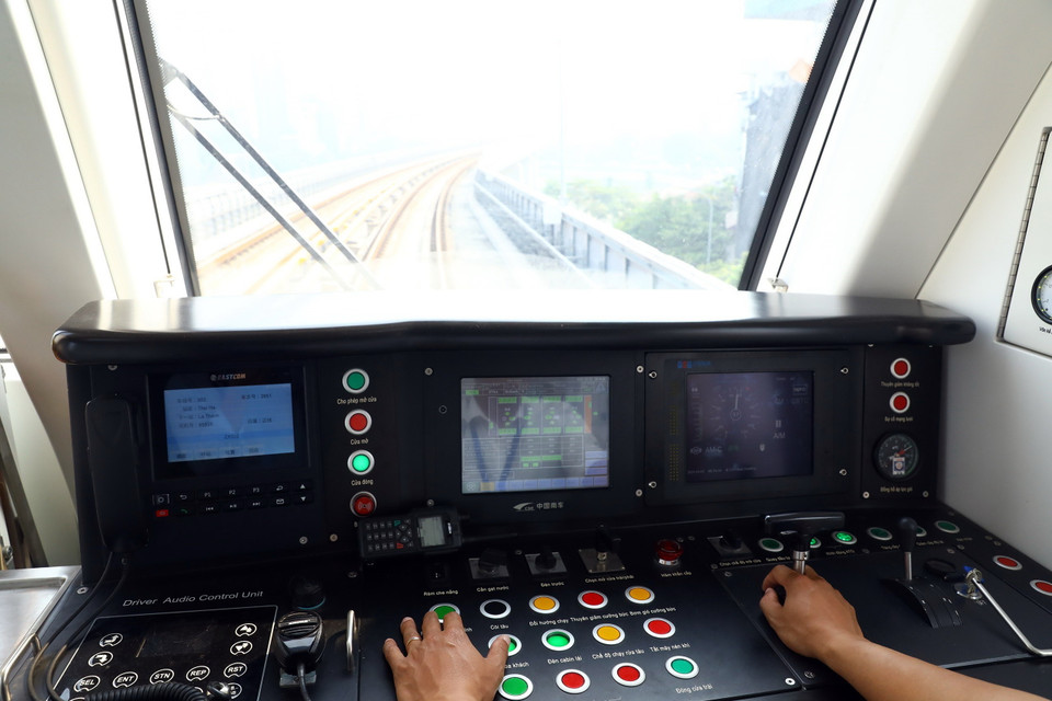 Mỗi ngày sẽ có 287 lượt tàu chạy; giờ cao điểm từ 5-6 phút/lượt; giờ bình thường 10 phút/lượt; bắt đầu vận hành từ 5 giờ sáng đến 23 giờ đêm, theo đúng lịch trình khai thác thương mại. (Ảnh: Huy Hùng/TTXVN)