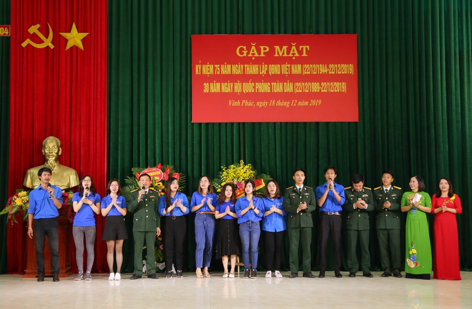 Đoàn Thanh niên Thông tấn xã Việt Nam và Sư đoàn 304 cùng biểu diễn văn nghệ tại buổi gặp mặt. (Ảnh: Thành Đạt/TTXVN)