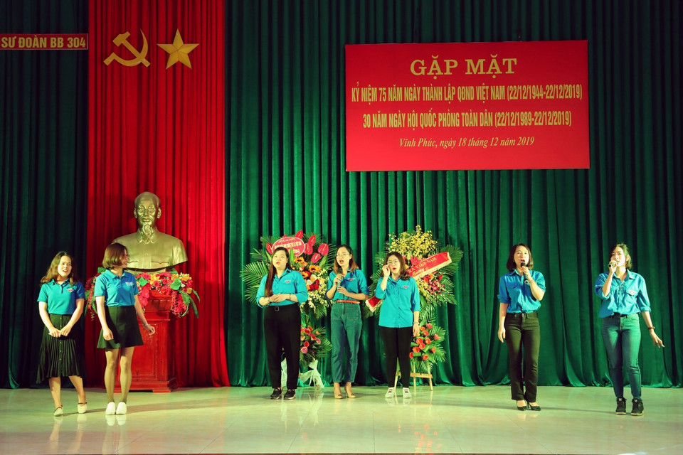 Các tiết mục văn nghệ của Đoàn Thanh niên Thông tấn xã Việt Nam tại buổi gặp mặt. (Ảnh: Thành Đạt/TTXVN)