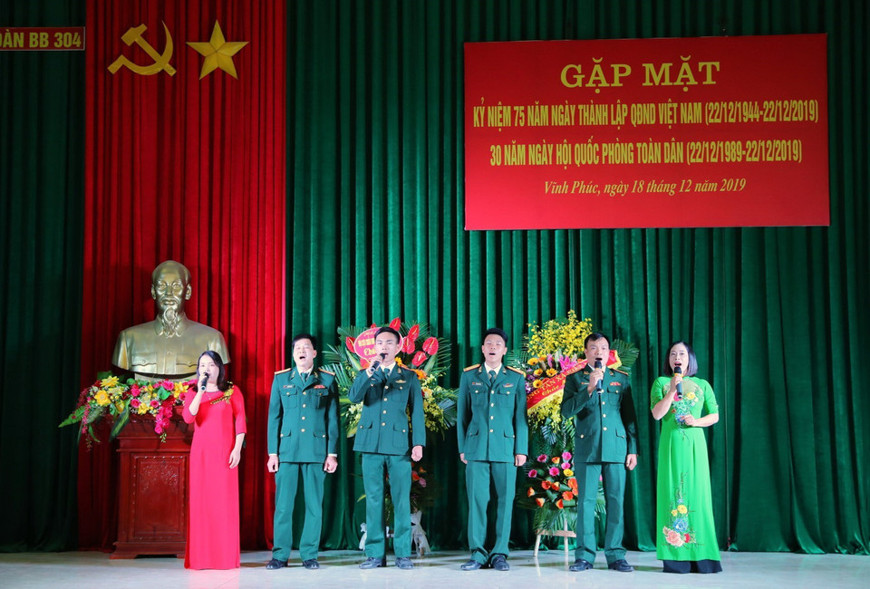 Các tiết mục văn nghệ của Sư đoàn 304 tại buổi gặp mặt. (Ảnh: Thành Đạt/TTXVN)