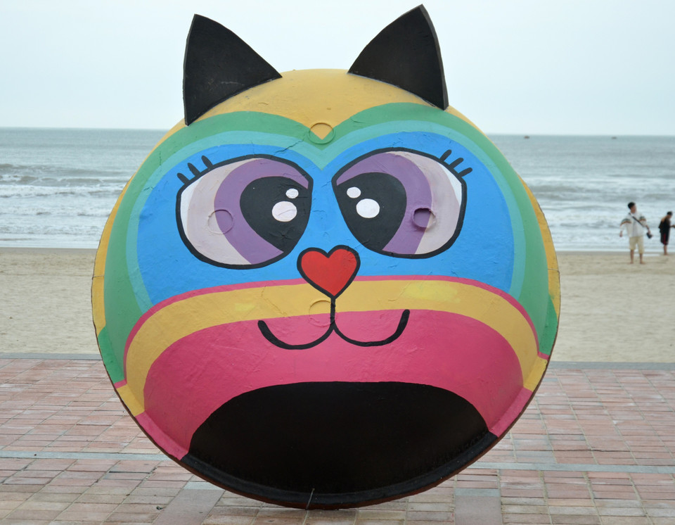 Mỗi chiếc thuyền thúng đều được trang trí nhiều màu sắc, biểu cảm khác nhau của các “linh vật mèo”. (Ảnh: Quốc Dũng/TTXVN)