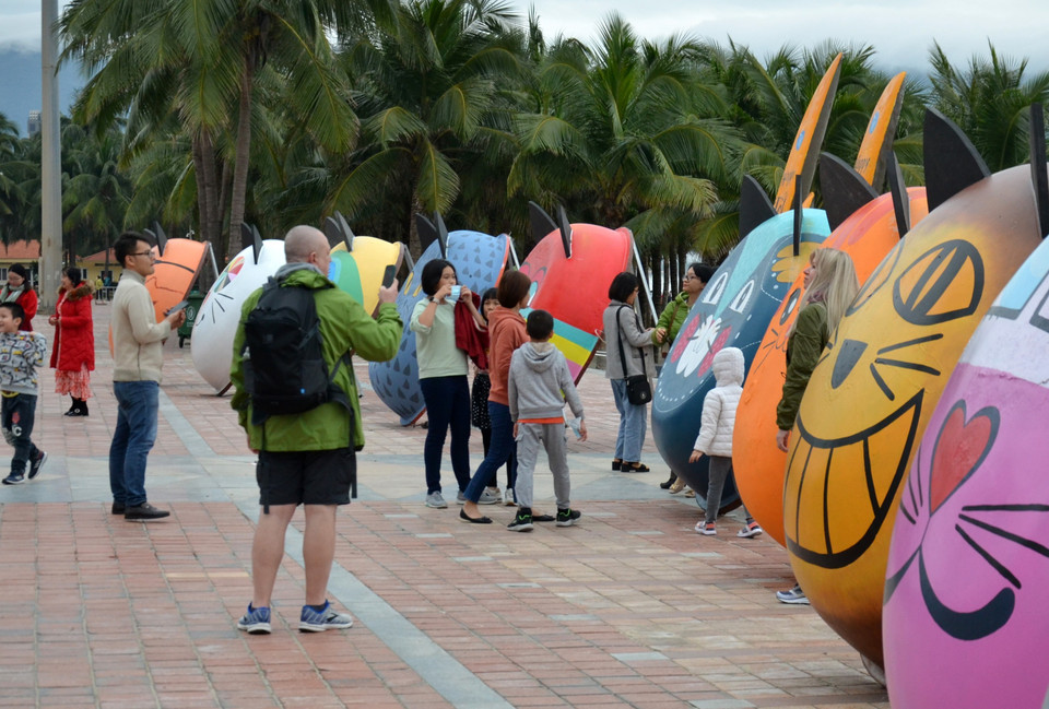 Các “linh vật mèo” thuyền thúng tại Công viên Biển Đông (quận Sơn Trà, thành phố Đà Nẵng) thu hút nhiều người dân, du khách tham quan . (Ảnh: Quốc Dũng/TTXVN)