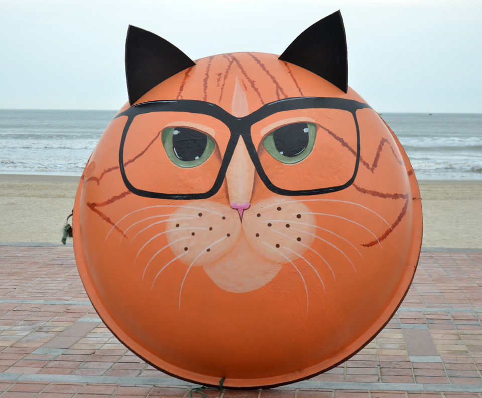 Một “linh vật mèo” thuyền thúng với những nét vẽ rất tỉ mỉ. (Ảnh: Quốc Dũng/TTXVN)