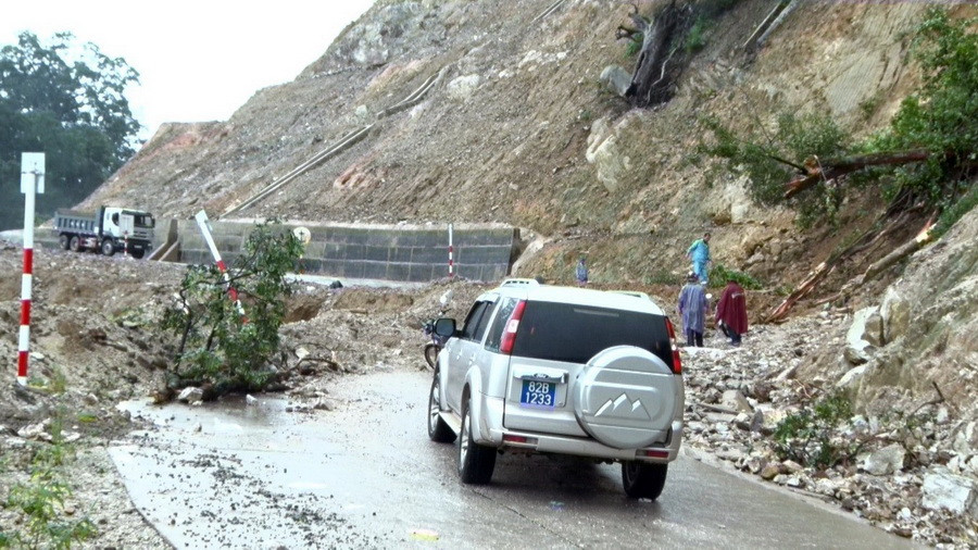  Nhiều điểm trên tuyến đường Trường Sơn Đông bị sạt lở nghiêm trọng, công tác khắc phục đang gặp nhiều khó khăn do mưa to vẫn còn trên khu vực này. (Ảnh: Quang Thái/TTXVN)