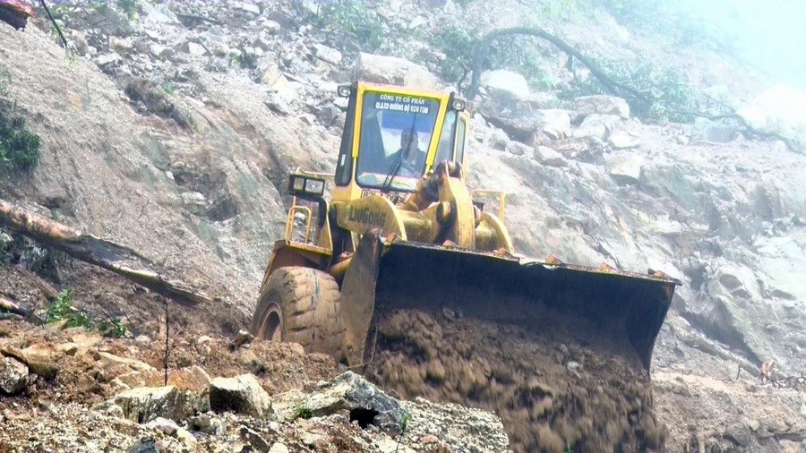 Nhiều điểm trên tuyến đường Trường Sơn Đông bị sạt lở nghiêm trọng, công tác khắc phục đang gặp nhiều khó khăn do mưa to vẫn còn trên khu vực này. (Ảnh: Quang Thái/TTXVN)