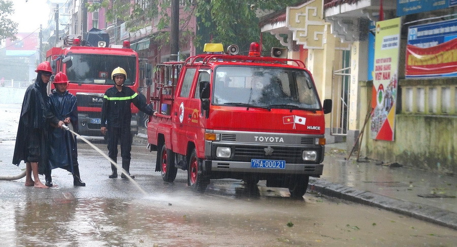 Lực lượng Công an hỗ trợ người dân dọn vệ sinh sau lụt. (Ảnh: Tường Vi/TTXVN)