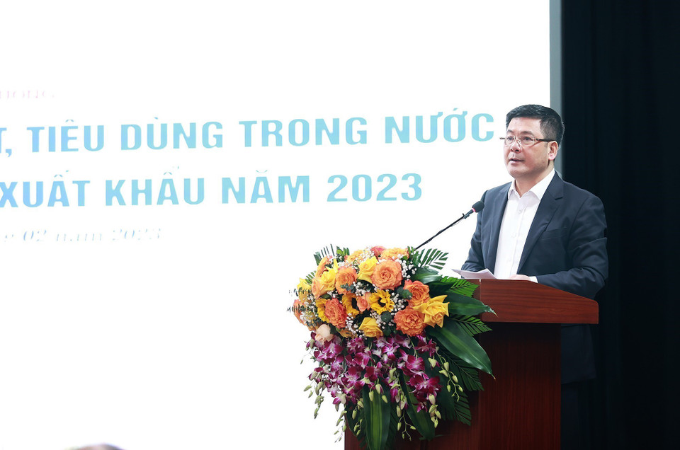 Bộ trưởng Bộ Công Thương Nguyễn Hồng Diên báo cáo tình hình sản xuất, tiêu dùng và xuất khẩu. (Ảnh: Dương Giang/TTXVN)