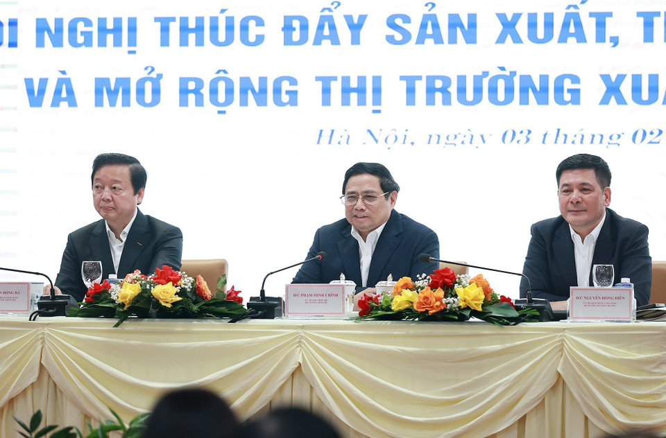 Thủ tướng Phạm Minh Chính, Phó Thủ tướng Trần Hồng Hà và Bộ trưởng Bộ Công thương Nguyễn Hồng Diên chủ trì hội nghị. (Ảnh: Dương Giang/TTXVN)