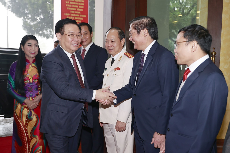 Chủ tịch Quốc hội Vương Đình Huệ với lãnh đạo tỉnh Vĩnh Phúc. (Ảnh: Doãn Tấn/TTXVN)