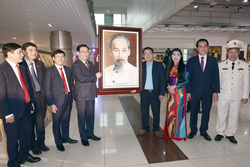 Lãnh đạo tỉnh Vĩnh Phúc trao bức ảnh chân dung Bác Hồ tặng Chủ tịch Quốc hội Vương Đình Huệ. (Ảnh: Doãn Tấn/TTXVN)