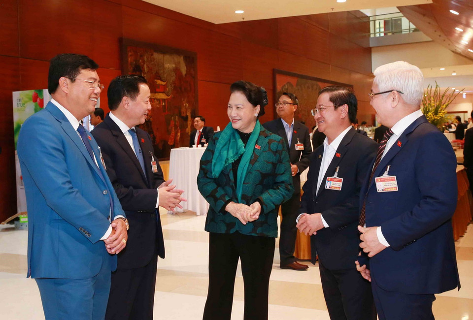 Ủy viên Bộ Chính trị, Chủ tịch Quốc hội Nguyễn Thị Kim Ngân và các đại biểu trao đổi bên lề phiên họp sáng 29/1. (Ảnh: TTXVN)