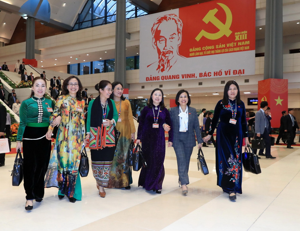 Nét hân hoan trên gương mặt các đại biểu sau khi kết thúc phiên thảo luận về các văn kiện đại hội (27/1). (Ảnh: TTXVN)