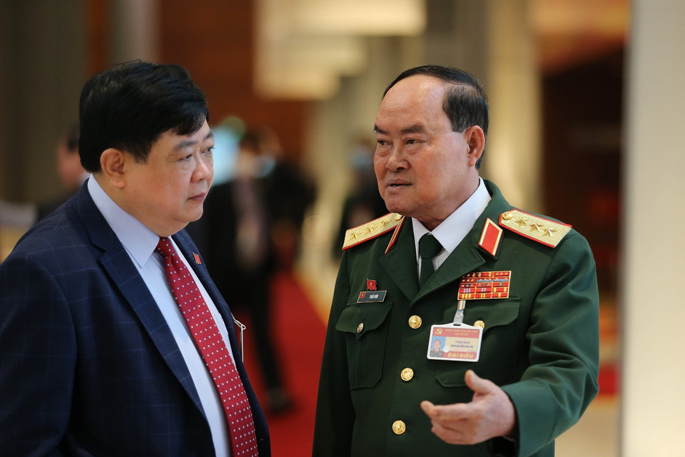 Thượng tướng Trần Đơn, Ủy viên Trung ương Đảng, Ủy viên Thường vụ Quân ủy Trung ương, Thứ trưởng Bộ Quốc phòng và đồng chí Nguyễn Thế Kỷ, Ủy viên Trung ương Đảng, Tổng giám đốc Đài Tiếng nói Việt Nam trao đổi bên lề phiên họp sáng 29/1. (Ảnh: TTXVN)