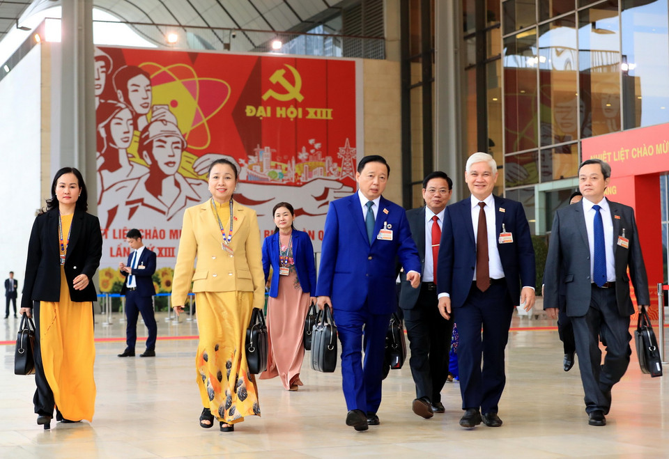 Nét hân hoan trên gương mặt các đại biểu sau khi kết thúc phiên thảo luận về các văn kiện đại hội (27/1). (Ảnh: TTXVN)