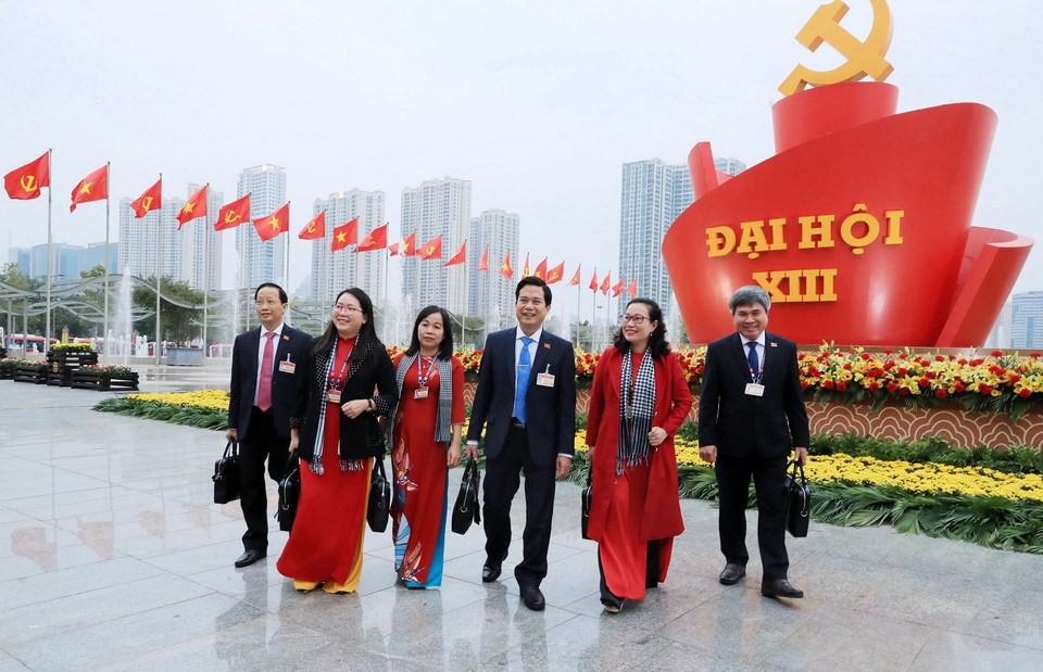  Các đại biểu đến dự phiên thảo luận về các văn kiện đại hội, chiều 27/1/2021. (Ảnh: TTXVN)