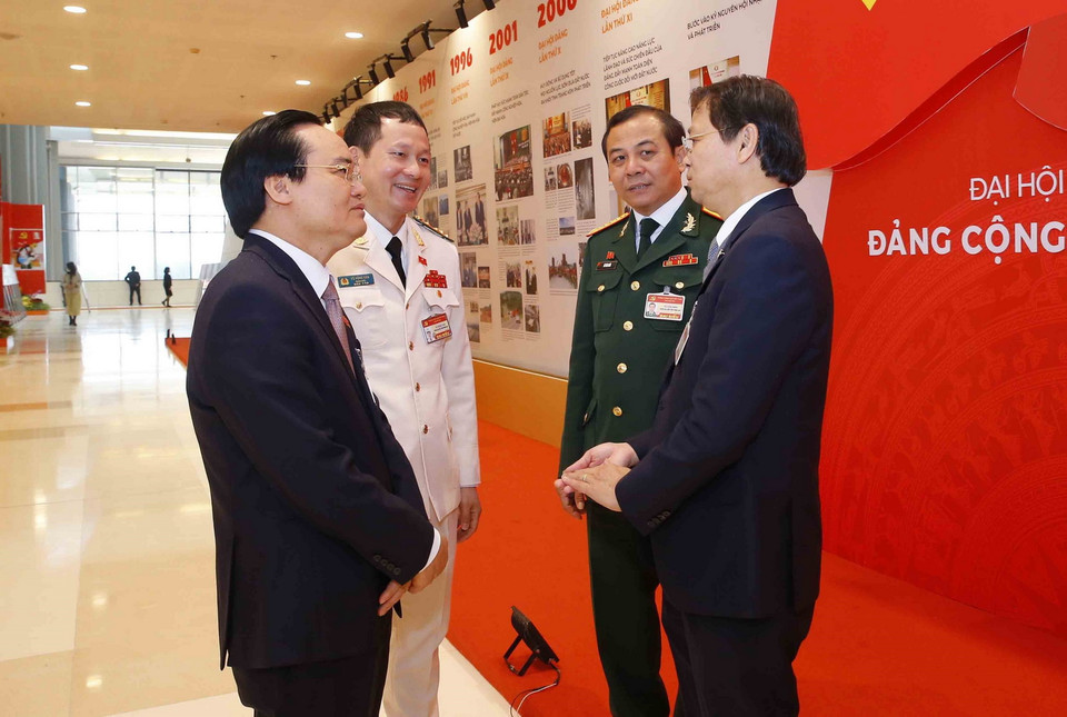 Đại biểu trao đổi bên lề phiên thảo luận về nhân sự Ban chấp hành Trung ương khóa XIII, sáng 29/1. (Ảnh: TTXVN)