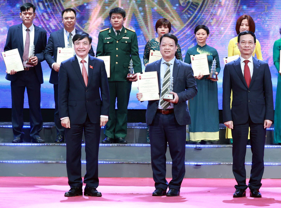 Tác giả Bùi Doãn Tấn đại diện nhóm tác giả Ban Biên tập Ảnh, Liên chi hội Nhà báo TTXVN nhận giải B với tác phẩm nhóm ảnh "Cả hệ thống chính trị vào cuộc, toàn dân đồng lòng chống dịch Covid-19". (Ảnh: Thống Nhất/TTXVN)