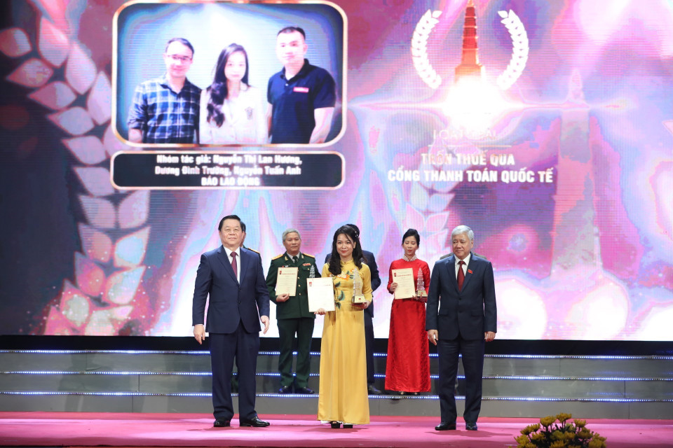 Trưởng Ban Tuyên giáo Trung ương Nguyễn Trọng Nghĩa và Chủ tịch Ủy ban MTTQ Việt Nam Đỗ Văn Chiến trao giải A cho các tác giả, nhóm tác giả đoạt giải. (Ảnh: Minh Quyết/TTXVN)