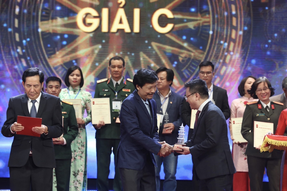 Ban tổ chức trao giải C cho các tác giả, nhóm tác giả đoạt giải. (Ảnh: Minh Quyết/TTXVN)