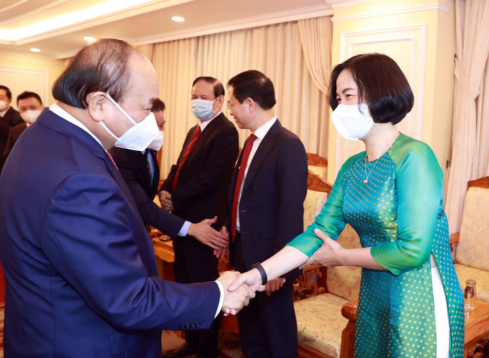 Chủ tịch nước Nguyễn Xuân Phúc và Tổng giám đốc TTXVN Vũ Việt Trang dự Lễ trao giải.(Ảnh: Thống Nhất/TTXVN)