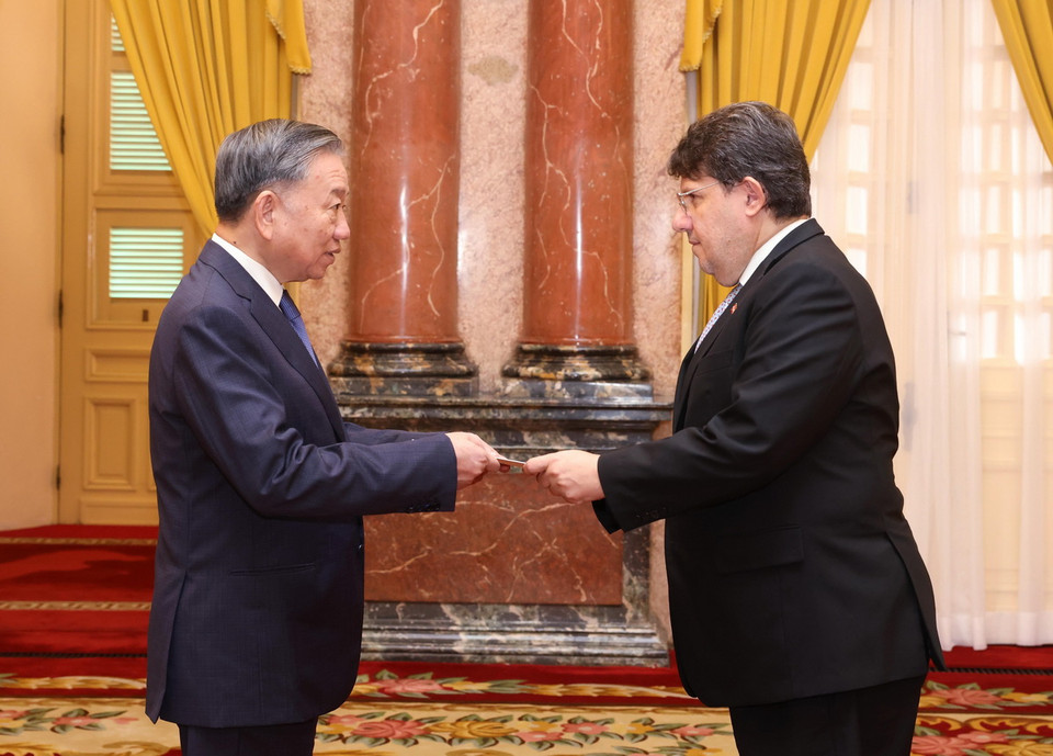 Tổng Bí thư, Chủ tịch nước Tô Lâm nhận Quốc thư từ Đại sứ Cộng hòa Áo tại Việt Nam Philippo Agathonnos. (Ảnh: Lâm Khánh/TTXVN)