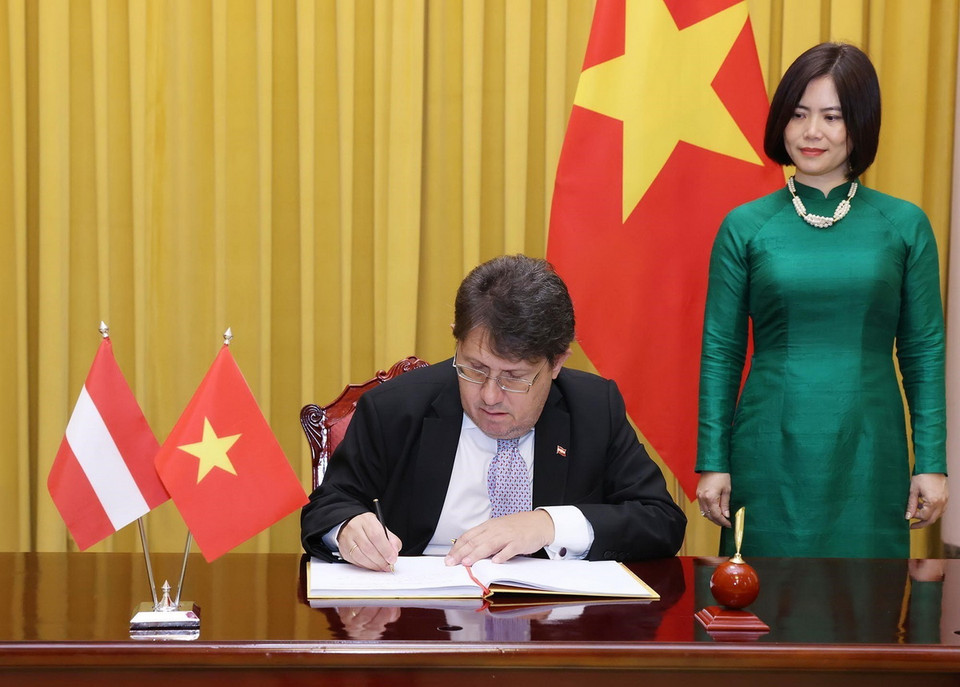 Đại sứ Cộng hòa Áo tại Việt Nam Philippo Agathonnos ghi lưu bút. (Ảnh: Lâm Khánh/TTXVN)