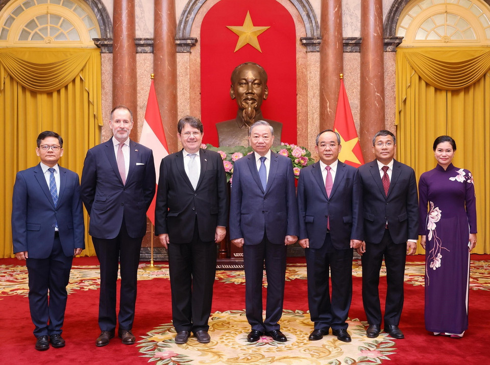 Tổng Bí thư, Chủ tịch nước Tô Lâm và Đại sứ Cộng hòa Áo tại Việt Nam Philippo Agathonnos chụp ảnh chung với các đại biểu. (Ảnh: Lâm Khánh/TTXVN)