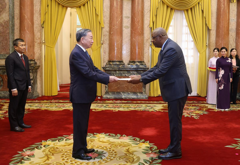 Tổng Bí thư, Chủ tịch nước Tô Lâm nhận Quốc thư từ Đại sứ Cộng hòa Botswana tại Việt Nam Batlang Comma Serema. (Ảnh: Lâm Khánh/TTXVN)