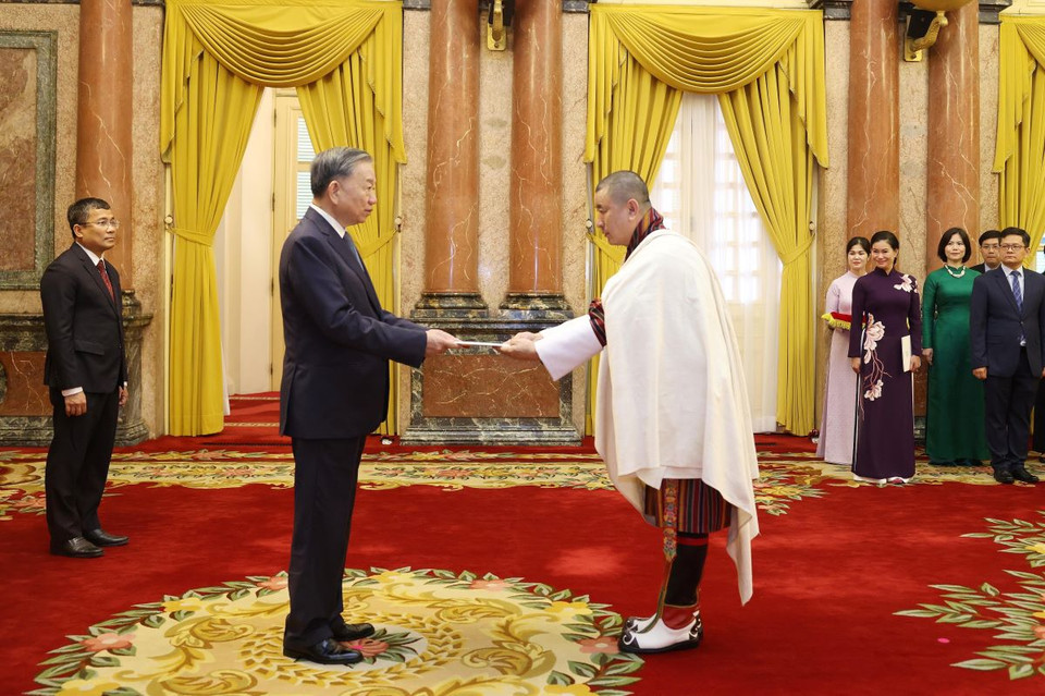 Tổng Bí thư, Chủ tịch nước Tô Lâm nhận Quốc thư từ Đại sứ Vương quốc Bhutan tại Việt Nam Kinzang Dorji đến trình Quốc thư. (Ảnh: Lâm Khánh/TTXVN)
