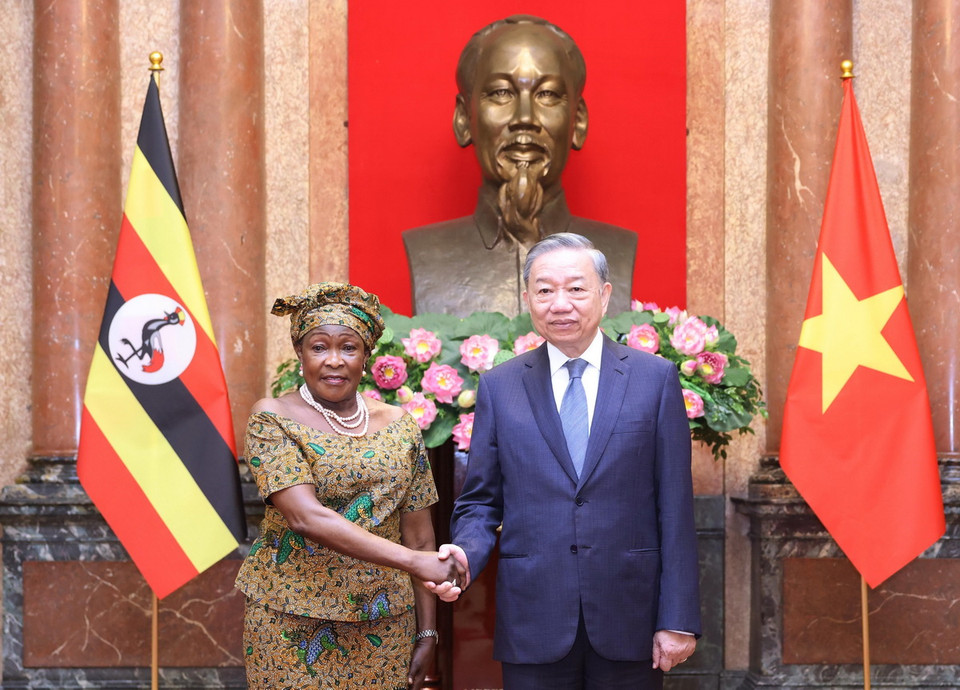 Tổng Bí thư, Chủ tịch nước Tô Lâm với Đại sứ Cộng hòa Uganda tại Việt Nam Betty Oyella Bigombe đến trình Quốc thư. (Ảnh: Lâm Khánh/TTXVN)