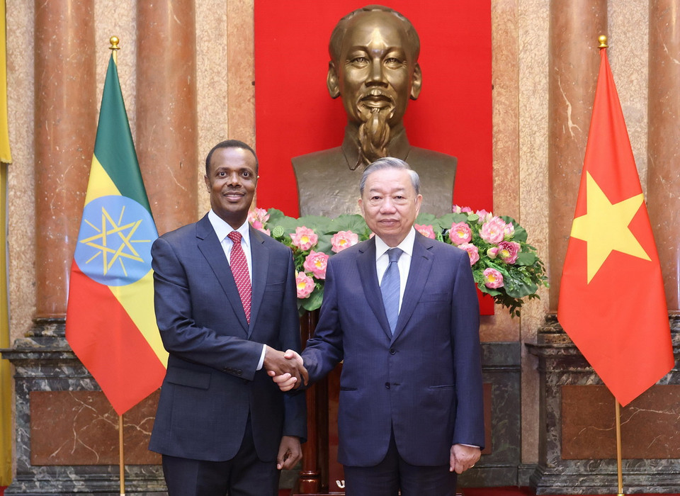 Tổng Bí thư, Chủ tịch nước Tô Lâm với Đại sứ Cộng hòa Dân chủ Liên bang Ethiopia tại Việt Nam Dalkie Dukamo đến trình Quốc thư. (Ảnh: Lâm Khánh/TTXVN)
