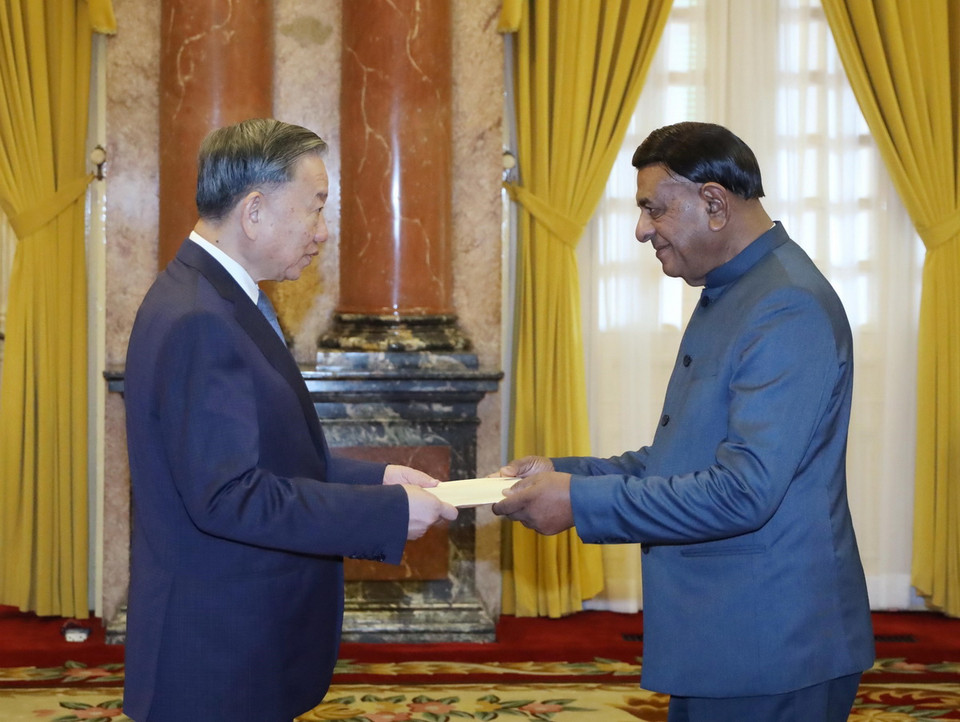 Tổng Bí thư, Chủ tịch nước Tô Lâm nhận Quốc thư từ Đại sứ Cộng hòa Mauritius tại Việt Nam Jagdishwar Goburdhun. (Ảnh: Lâm Khánh/TTXVN)