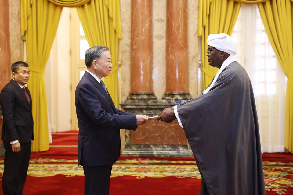 Tổng Bí thư, Chủ tịch nước Tô Lâm nhận Quốc thư từ Đại sứ Cộng hòa Sudan tại Việt Nam Hassan Abdelsalam Omer. (Ảnh: Lâm Khánh/TTXVN)
