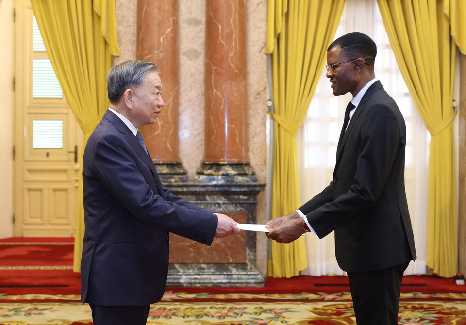 Tổng Bí thư, Chủ tịch nước Tô Lâm nhận Quốc thư từ Đại sứ Cộng hòa Zambia tại Việt Nam Morecome Mumba. (Ảnh: Lâm Khánh/TTXVN)