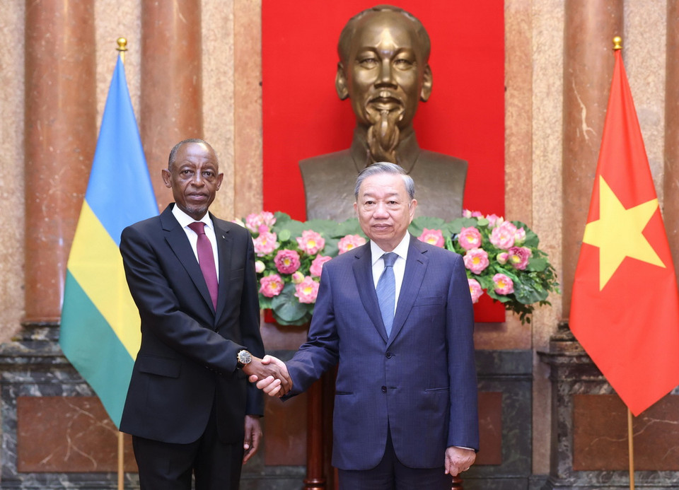 Tổng Bí thư, Chủ tịch nước Tô Lâm với Đại sứ Cộng hòa Rwanda tại Việt Nam James Kimonyo. (Ảnh: Lâm Khánh/TTXVN)