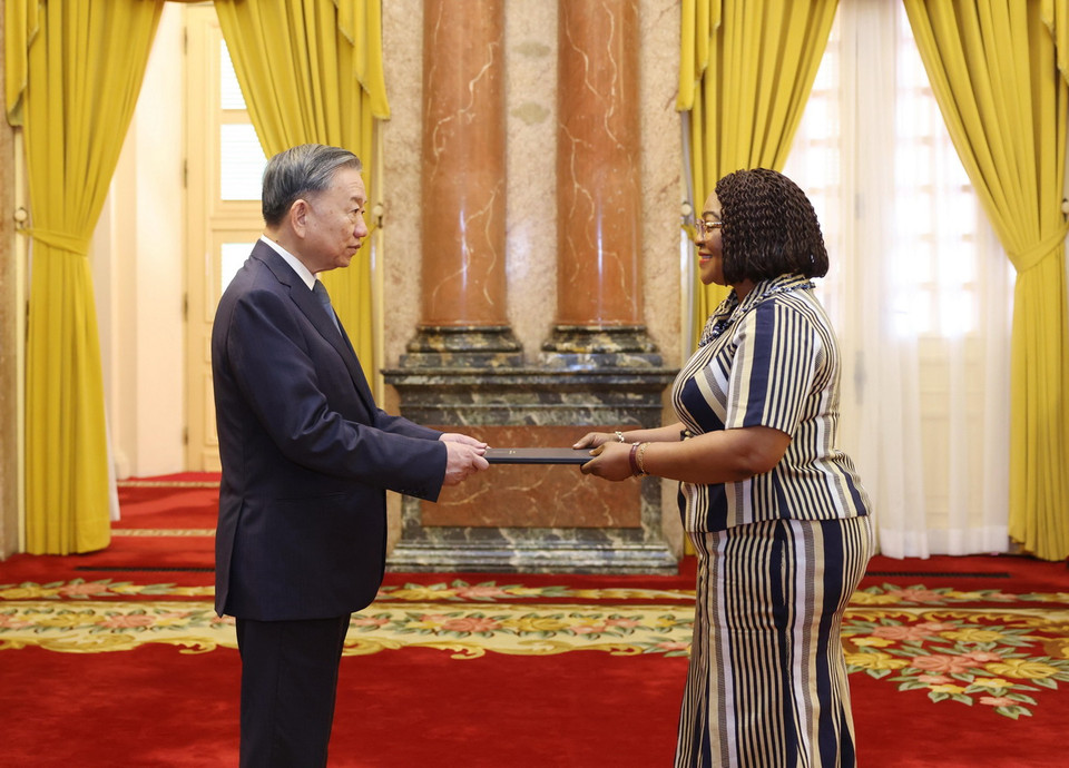 Tổng Bí thư, Chủ tịch nước Tô Lâm nhận Quốc thư Đại sứ Cộng hòa Ghana tại Việt Nam Florence Buerki Akonor. (Ảnh: Lâm Khánh/TTXVN)
