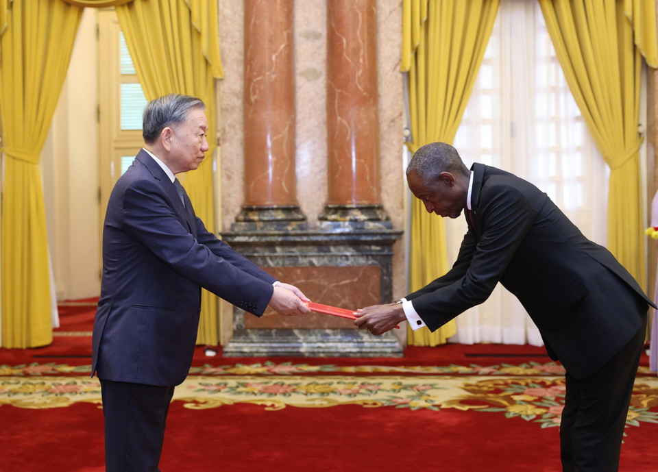 Tổng Bí thư, Chủ tịch nước Tô Lâm nhận Quốc thư từ Đại sứ Cộng hòa Rwanda tại Việt Nam James Kimonyo. (Ảnh: Lâm Khánh/TTXVN)