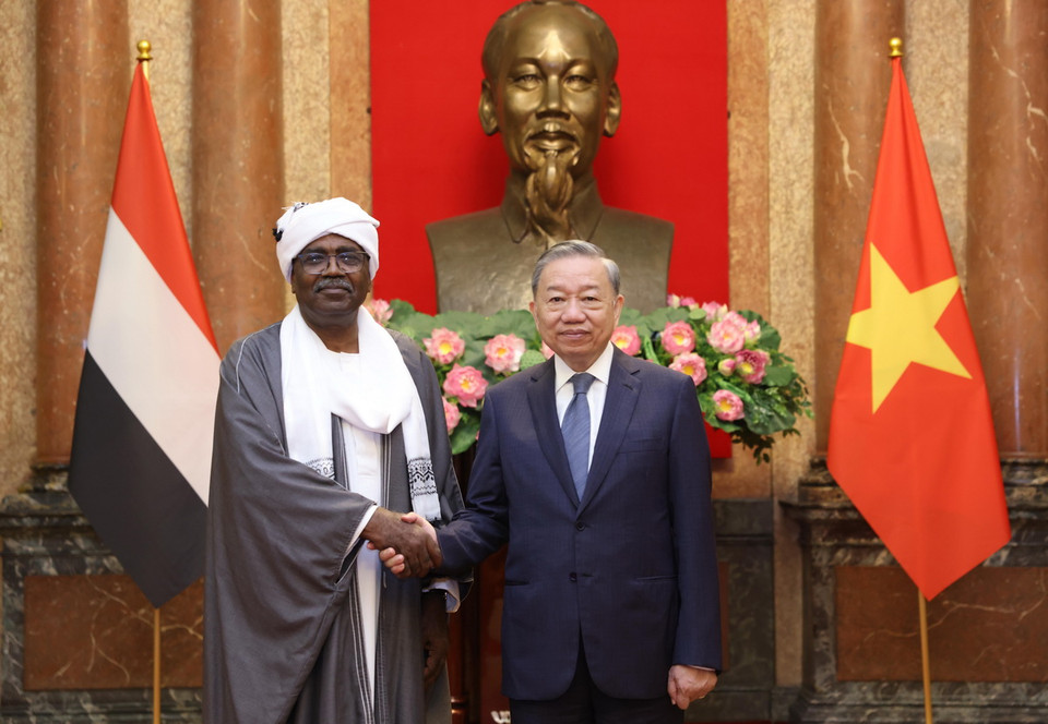 Tổng Bí thư, Chủ tịch nước Tô Lâm với Đại sứ Cộng hòa Sudan tại Việt Nam Hassan Abdelsalam Omer đến trình Quốc thư. (Ảnh: Lâm Khánh/TTXVN)