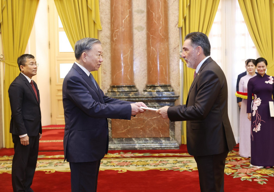 Tổng Bí thư, Chủ tịch nước Tô Lâm nhận Quốc thư từ Đại sứ Cộng hòa Costa Rica tại Việt Nam Victor Hugo Rojas Gonzales. (Ảnh: Lâm Khánh/TTXVN)